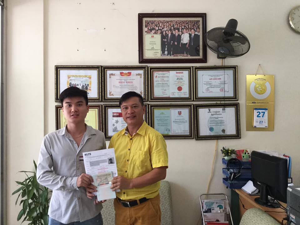 TGĐ Huy Hoàng trao visa du học Canada cho Ngô Quang Bình